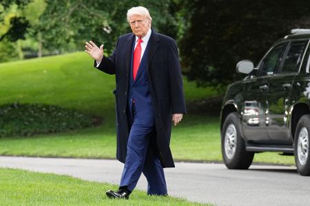 US-Präsident Trump droht der EU mit Zöllen. US-Präsident Trump droht der EU mit Zöllen.