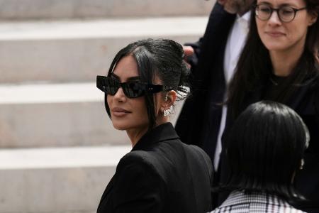Im Prozess um den Raubüberfall auf Kim Kardashian hat ein Gericht in Paris gegen die Angeklagten hohe Haftstrafen verhängt. (Archivbild) Im Prozess um den Raubüberfall auf Kim Kardashian hat ein Gericht in Paris gegen die Angeklagten hohe Haftstrafen verhängt. (Archivbild)