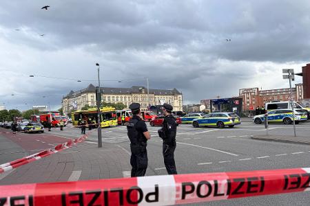 Der Hamburger Hauptbahnhof ist nach dem Messerangriff weiträumig abgesperrt.