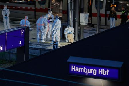 Mehrere Gleise wurden nach dem Messerangriff für den Zugverkehr gesperrt.