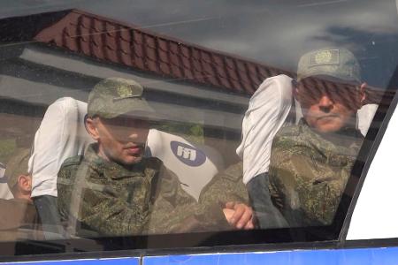 Moskau und Kiew haben mit dem größten Gefangenenaustausch seit Kriegsbeginn vor mehr als drei Jahren begonnen. Moskau und Kiew haben mit dem größten Gefangenenaustausch seit Kriegsbeginn vor mehr als drei Jahren begonnen.
