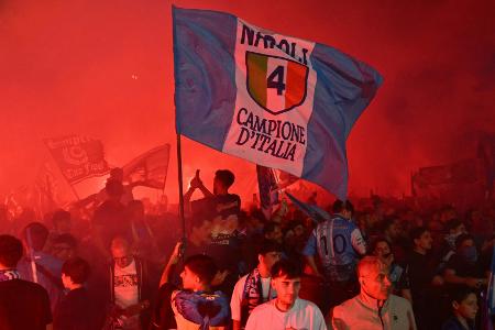 Bei Scudetto-Party: 40 Verletzte in Neapel Bei Scudetto-Party: 40 Verletzte in Neapel