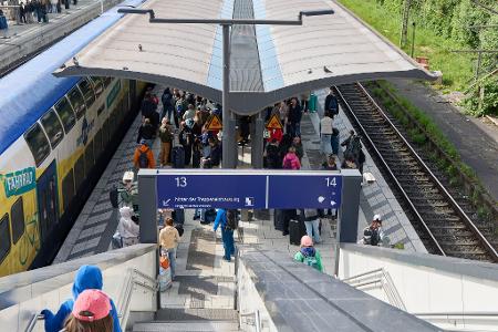 Wenige Stunden nach dem Messerangriff mit 18 Verletzten läuft im Hamburger Hauptbahnhof wieder der Verkehr.