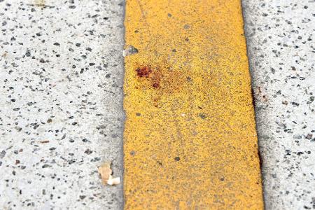Von der blutigen Tat ist auf dem Bahnsteig nicht mehr viel zu sehen. Nur einzelne Blutflecken deuten auf die Attacke hin.