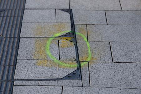 Markierungen der Ermittler finden sich ebenfalls noch auf dem Bahnsteig.