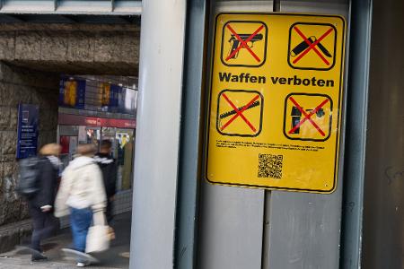 Im Hamburger Hauptbahnhof gilt seit 2023 ein Waffenverbot. Dazu gehören auch Messer. 