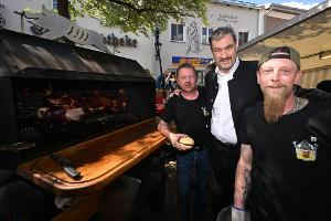 Schweine-Wettgrillen mit Söder und Peta-Protest