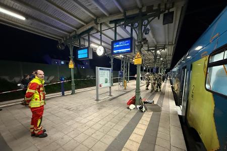 Durch die Feuerwehr abgesperrter Bereich des Bahnsteigs Durch die Feuerwehr abgesperrter Bereich des Bahnsteigs