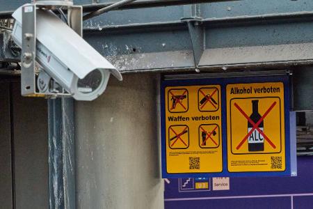 Seit mehr als einem Jahr gilt ein Messerverbot im Bereich des Hauptbahnhofs. 