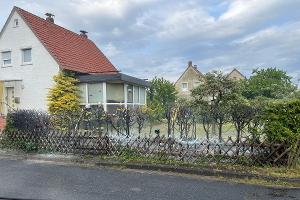 Aufmerksame Nachbarn verhindern Brandausbreitung - Heckenbrand am Nachmittag!