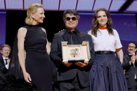 Cate Blanchett, Jafar Panahi und Juliette Binoche auf der Bühne.