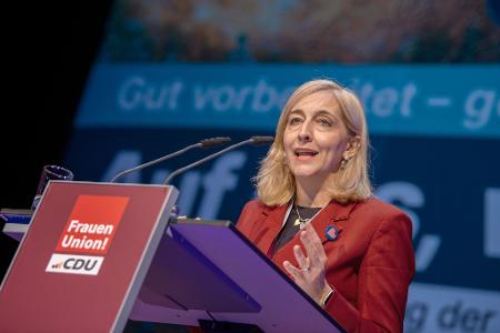 Bundesgesundheitsministerin NIna Warken bei ihrer Antrittsrede.