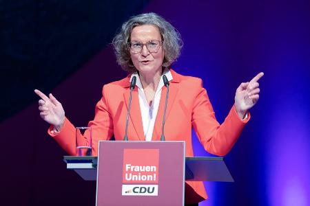 Nordrhein-Westfalens Ministerin für Heimat, Kommunales, Bau und Digitalisierung, Ina Scharrenbach, bei ihrer Antrittsrede.