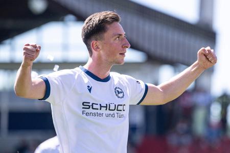 Marius Wörl (bis 83.) - Note: 4,0 - Bekam auf der linken Seite durchaus seine Momente, um schnell umzuschalten. Deutete seine technischen Qualitäten an, spielte die Szenen aber nicht mit der letzten Überzeugung aus. Beim krassen Fehler vor dem 0:2 hätte er klarer kommunizieren müssen.
