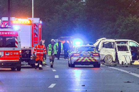 Der Unfall ereignete sich den Angaben eines Polizeisprechers zufolge gegen 03.05 Uhr auf der Fahrbahn Richtung Trier. Der Unfall ereignete sich den Angaben eines Polizeisprechers zufolge gegen 03.05 Uhr auf der Fahrbahn Richtung Trier.