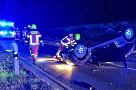 Der Opel Corsa überschlug sich und blieb auf dem Dach liegen.