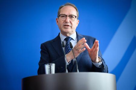 Innenminister Dobrindt will mit dem Gesetzentwurf die Sog-Faktoren für Migranten reduzieren. Innenminister Dobrindt will mit dem Gesetzentwurf die Sog-Faktoren für Migranten reduzieren.