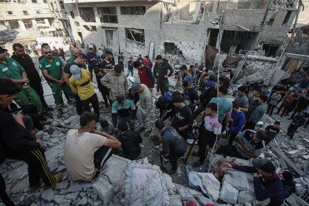 Immer wieder müssen Rettungskräfte Leichen aus Trümmern bergen - Israel hat die Angriffe auf den Gazastreifen zuletzt deutlich verschärft. Immer wieder müssen Rettungskräfte Leichen aus Trümmern bergen - Israel hat die Angriffe auf den Gazastreifen zuletzt deutlich verschärft.