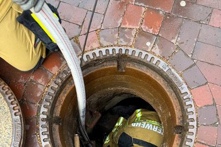 Die Einsatzkräfte hatten nicht viel Platz bei ihrer Arbeit Die Einsatzkräfte hatten nicht viel Platz bei ihrer Arbeit