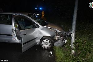 Alleinunfall bei Nässe - Pkw kommt von der Fahrbahn ab, zwei Verletzte