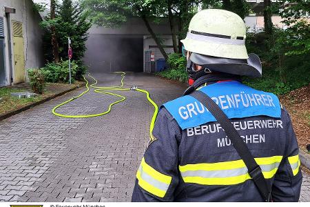 Riesstraße - Ein Feuerwehrmann vor der Tiefgarage. Riesstraße - Ein Feuerwehrmann vor der Tiefgarage.