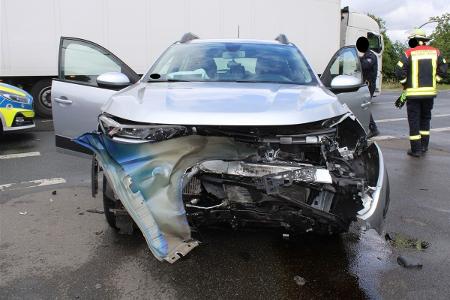 Stark beschädigte Fahrzeugfront nach Zusammenstoß mit weiterem Pkw
Foto: Polizei Minden-Lübbecke Stark beschädigte Fahrzeugfront nach Zusammenstoß mit weiterem Pkw
Foto: Polizei Minden-Lübbecke