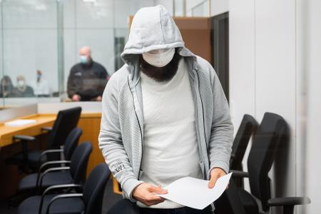 Abu Walaa 2021 vor dem Oberlandesgericht Celle - er klagt gegen seine Ausweisung nach seiner Haftentlassung. (Archivfoto)
