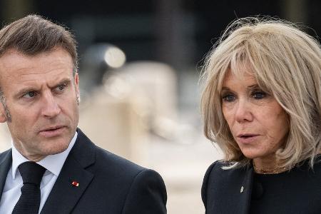 Emmanuel Macron: Élysée-Palast reagiert auf angebliches Schubs-Video Emmanuel Macron: Élysée-Palast reagiert auf angebliches Schubs-Video