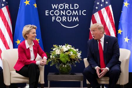 EU-Kommissionschefin Ursula von der Leyen (l) und US-Präsident Donald Trump (Archivbild)