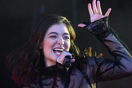 Überraschungsauftritt: Lorde macht Fan-Party zum einmaligen Erlebnis Überraschungsauftritt: Lorde macht Fan-Party zum einmaligen Erlebnis