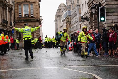 Polizei und Rettungskräfte in der Water Street. 