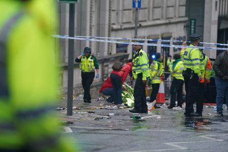 In Liverpool sind etliche Polizei- und Rettungskräfte im Einsatz. In Liverpool sind etliche Polizei- und Rettungskräfte im Einsatz.