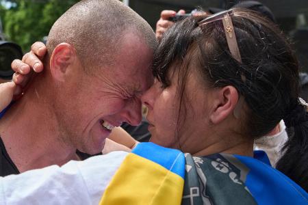So groß die Freude über den Gefangenenaustausch ist, gibt es in der Ukraine auch Kritik