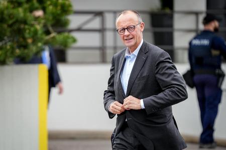 Merz hatte am Montag beim WDR-Europaforum in Berlin erklärt, dass für die von Deutschland an die Ukraine gelieferten Waffen keine Beschränkungen mehr gelten, was die Reichweite und damit den Einsatz gegen russisches Territorium angeht.