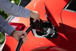 E-Auto-Käufer vertrauen deutschen Marken - auch im Ausland