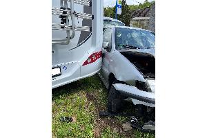 Auto kracht gegen Wohnwagen und Wohnmobil