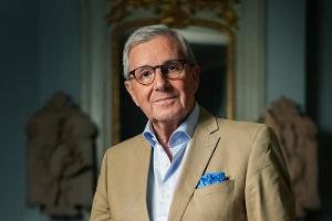 Zugeknöpft war einmal: Jan Hofer zeigt sich am Strand von Mallorca