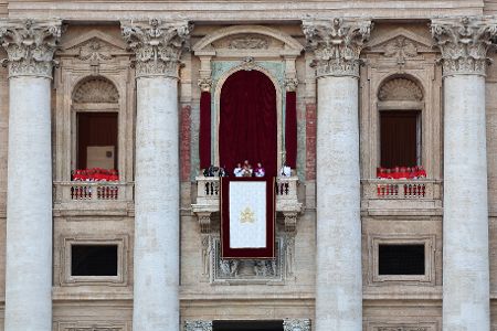 Balkon des Petersdoms mit Menschen drauf