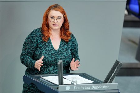 Die stellvertretende Fraktionsvorsitzende der Grünen, Agnieszka Brugger, begrüßte die Ankündigung des Kanzlers dagegen. 