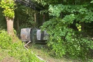 Alleinunfall in Bochum: Auto überschlägt sich und landet in Straßengraben
