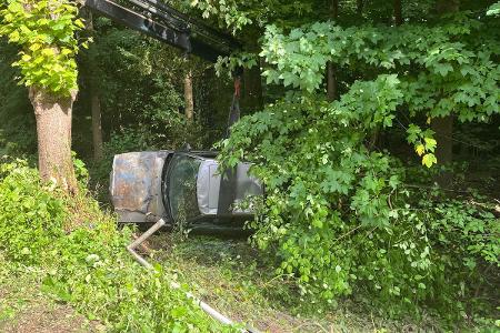 Verunfalltes Auto auf der Wuppertaler Straße in Bochum Verunfalltes Auto auf der Wuppertaler Straße in Bochum