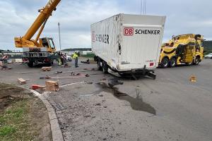 Nachtragsmeldung VU umgestürzten Lkw-Anhänger mit Gefahrgut