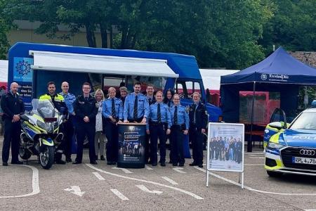 Polizeibeamtinnen und Polizeibeamte der Polizei Andernach und des Polizeipräsidiums Koblenz Polizeibeamtinnen und Polizeibeamte der Polizei Andernach und des Polizeipräsidiums Koblenz
