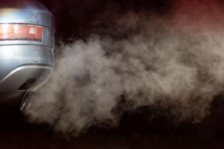 Für zu viel ausgestoßenes CO2 müssen die Autohersteller in der EU Strafe zahlen. Doch die Regeln werden gelockert. (Archivfoto) Für zu viel ausgestoßenes CO2 müssen die Autohersteller in der EU Strafe zahlen. Doch die Regeln werden gelockert. (Archivfoto)