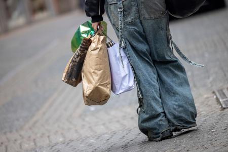 Viele Verbraucher legen ihr Geld lieber auf die hohe Kante.