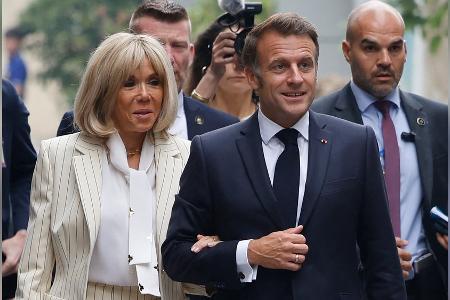 Nach dem Gesichtswischer: Die Macrons zeigen sich betont innig Nach dem Gesichtswischer: Die Macrons zeigen sich betont innig