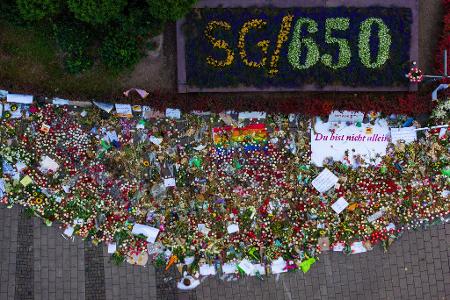 Blumen- und Lichtermeer nach dem Terroranschlag von Solingen. In Düsseldorf hat jetzt der Prozess gegen den mutmaßlichen Attentäter begonnen. (Archivbild)