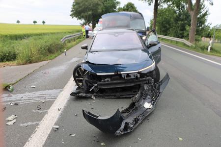 Die beteiligten Fahrzeuge mussten abgeschleppt werden. Die beteiligten Fahrzeuge mussten abgeschleppt werden.