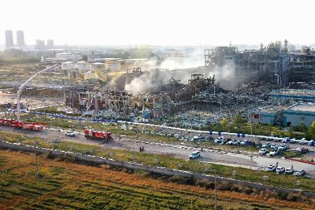 Die Feuerwehr war mit mehr als 200 Helfern vor Ort. Die Feuerwehr war mit mehr als 200 Helfern vor Ort.