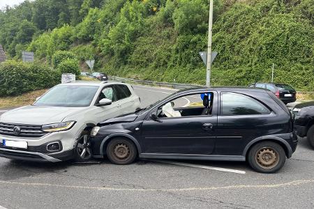 Autos kollidierten im Einmündungsbereich